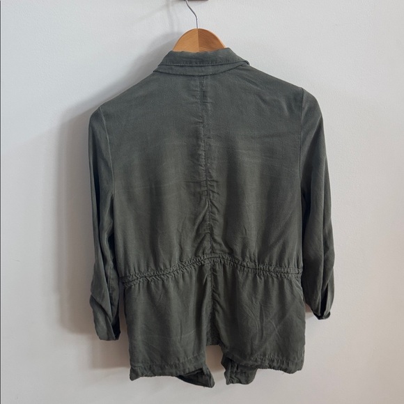 🌿 Reitmans Green Utility Jacket – 100% Lyocell
Size 8 - Picture 3 of 4